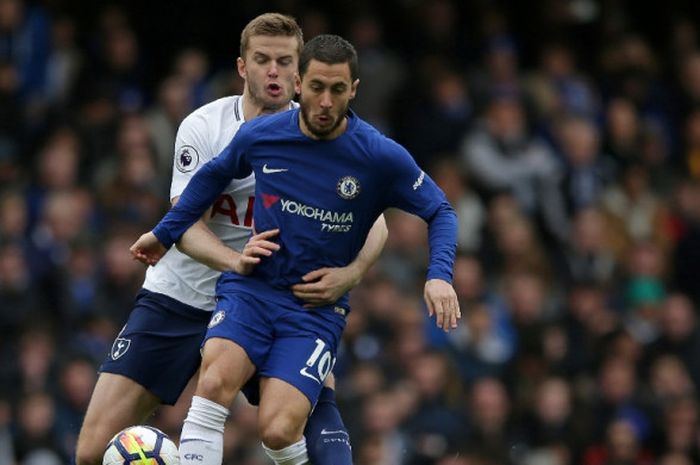 Gelandang Chelsea, Eden Hazard (kanan), berduel dengan pemain Tottenham Hotspur, Eric Dier, dalam laga Liga Inggris di Stadion Stamford Bridge, London pada 1 April 2018.