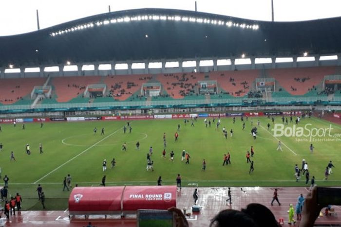 Suporter Persita Tangerang masuk ke lapangan saat berhadapan dengan Kalteng Putra pada final Liga 2 2018 di Stadion Pakansari, Cibinong, Selasa (4/12/2018).