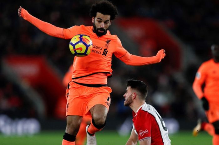 Pemain Liverpool FC, Mohamed Salah, mengontrol bola dalam laga Liga Inggris kontra Southampton di Stadion St. Mary's, Southampton, pada 11 Februari 2018.