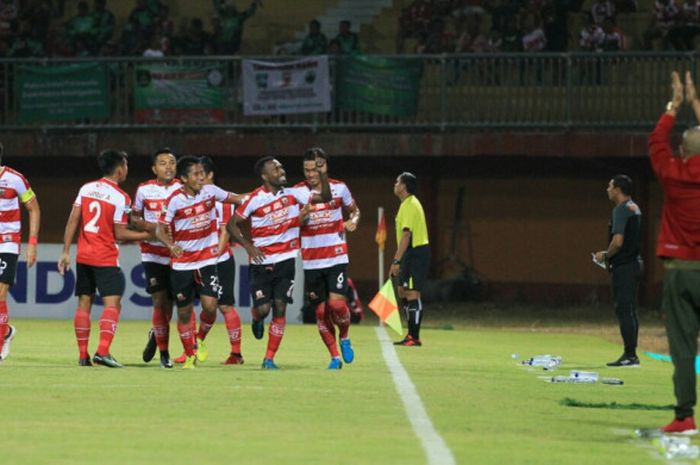 Selebrasi pemain Madura United, Engelberd Sani, seusai membobol gawang Perseru Serui dalam pertandingan Liga 1, Selasa (17/7/2018). 