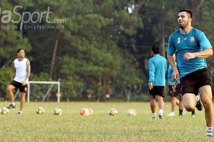 Pemain Arema FC, Ahmet Atayew, saat mengikuti latihan rutin di Lapangan Dirgantara Malang, Jawa Timur, Senin (07/08/2017) sore. 