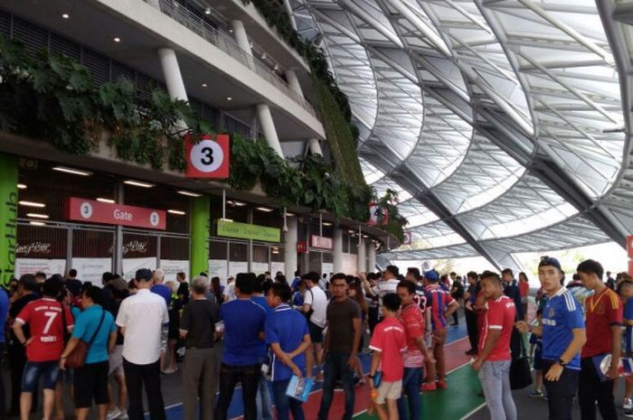 Keramaian di luar National Stadium, Singapura, jelang laga Chelsea vs FC Bayern Muenchen Selasa (25/7/2017)