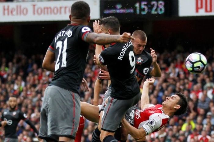 Kapten Arsenal, Laurent Koscielny, mencetak gol salto ke gawang Southampton dalam laga Premier League di Stadion Emirates, London, Inggris, 10 September 2016.