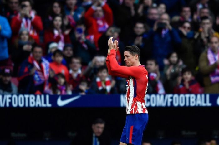 Striker Atletico Madrid, Fernando Torres, bertepuk tangan ke arah suporter saat meninggalkan lapangan dalam laga Liga Spanyol kontra Las Palmas di Stadion Wanda Metropolitano, Madrid, pada 28 Januari 2018.