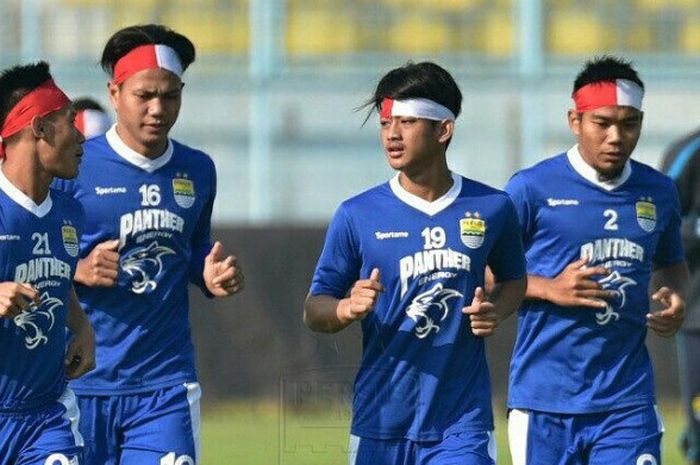 Pemain Persib Bandung mengenakan pita merah putih saat latiha di Stadion Kanjuruhan, Malang.