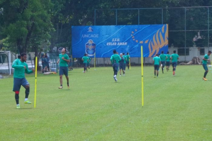 Para pemain timnas U-22 Indonesia menjalani latihan seis siang di lapangan Kelab Aman, Lorong Damai, Kuala Lumpur, Jumat (18/8/2017). 