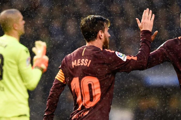 Megabintang FC Barcelona, Lionel Messi (tengah), merayakan golnya bersama Nelson Semedo dalam laga Liga Spanyol kontra Deportivo La Coruna di Stadion Riazor, Coruna pada 29 April 2018.