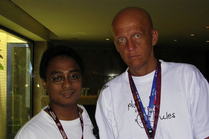 Dwi Widijatmiko bersama Pierluigi Collina saat sang wasit bertugas di Piala Eropa 2004.