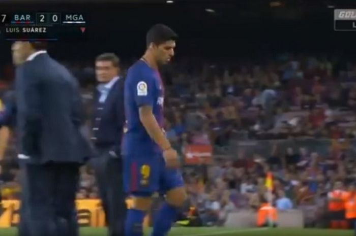 Luis Suarez kesal saat menuju bench di laga Barcelona kontra Malaga, Minggu (22/10/2017).