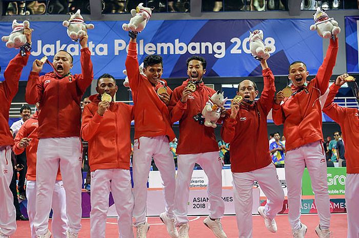 Tim sepak takraw putra Indonesia berpose bersama memperlihatkan medali emas seusai pertandingan final quadrant putra sepak takraw Asian Games 2018 di GOR Ranau, Jakabaring Sport City (JSC), Palembang, Sumatera Selatan, Sabtu (1/9). Indonesia meraih medali emas disusul Jepang dengan medali perak, medali perunggu diraih Vietnam dan Singapura sebagai juara bersama.