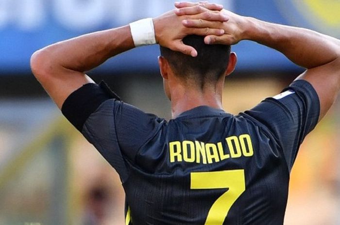 Penyerang Juventus, Cristiano Ronaldo, tampak kecewa tembakannya gagal berbuah gol ke gawang Chievo Verona, saat kedua tim bertemu di Stadion Marc'Antonio Bentegodi, Verona, pada Sabtu (18/8/2018) dalam laga perdana Liga Italia Serie A 2018-2019.