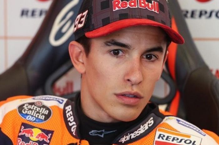 Pebalap Repsol Honda, Marc Marquez, berada di pit setelah menjalani sesi latihan bebas GP Americas di Circuit of The Americas, Sabtu (23/4/2017).