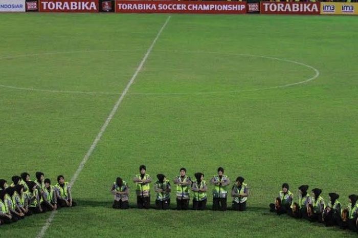 Anggota kepolisian dari unsur polisi wanita (polwan) Polres Gresik membaca sholawat seusai laga Persegres kontra Sriwijaya di Stadion Tri Dharma, Gresik, Minggu (12/6/2016) malam. 