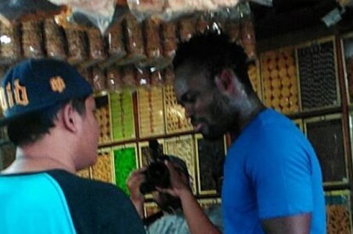 Michael Essien di sebuah pasar tradisional di Kota Bandung.