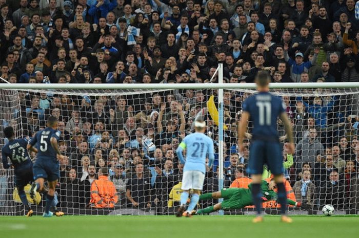 Gelandang Napoli, Amadou Diawara (kedua dari kiri), mencetak gol penalti dalam laga Grup F Liga Champions kontra Manchester City di Stadion Etihad, Manchester, Inggris, pada 17 Oktober 2017.