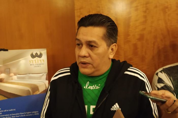 Anggota Komite Eksekutif (Exco) PSSI, Gusti Randa, menjawab pertanyaan wartawan di Hotel Sultan, Jakarta. DIa Kini Ditunjuk Sebagai Plt Ketua Umum PSSI