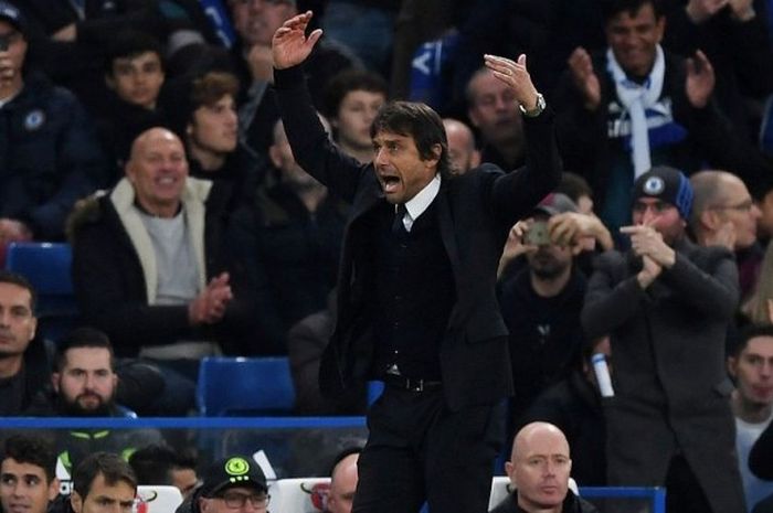 Manajer Chelsea, Antonio Conte, berusaha mengangkat semangat para suporter tuan rumah pada fase akhir laga Chelsea vs Manchester United di Stadion Stamford Bridge, London, Inggris, Minggu (23/10/2016).