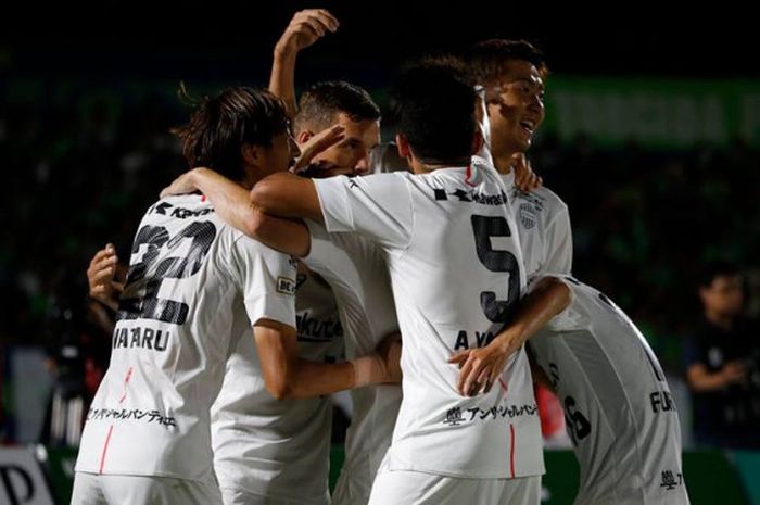 Suka cita pemain Vissel Kobe merayakan gol ke gawang tuan rumah Shonan Bellmare pada laga pekan ke-23 Liga Jepang 1 di Stadion Shonan BMW Hiratsuke pada Minggu (19/8/2018). 