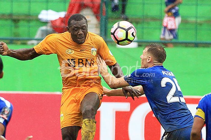 Striker Bhayangkara FC, Herman Dzumafo, berebut bola dengan bek PSIS Semarang, Petar Planic, pada laga pertama Grup E Piala Presiden 2018 Bhayangkara FC di Stadion Gajayana Malang, Jawa Timur, Sabtu (20/01/2018) sore.