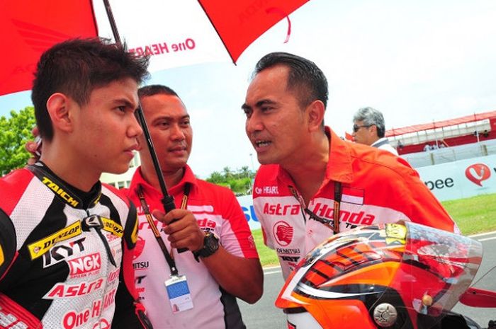 Pebalap AHRT asal Indonesia, Irfan Ardiansyah (kiri), sedang mendengarkan pengarahan dari Manajer Safety Riding dan Motorsport PT Astra Honda Motor (AHM) Anggono Iriawan di Sirkuit Madras, Sabtu (23/9/2017).