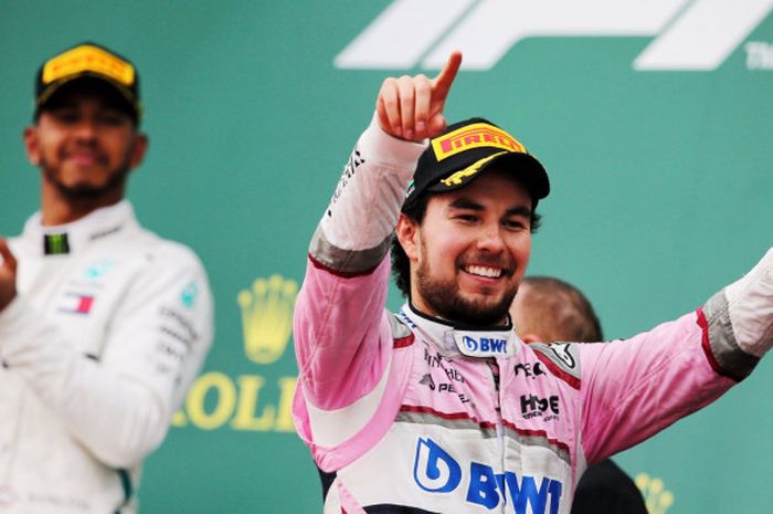 Pebalap Force India, Sergio Perez (kanan), merayakan keberhasilannya meraih podium pada seri balap GP Azerbaijan yang berlangsung di Sirkuit Baku City, Azerbaijan (29/4/2018).