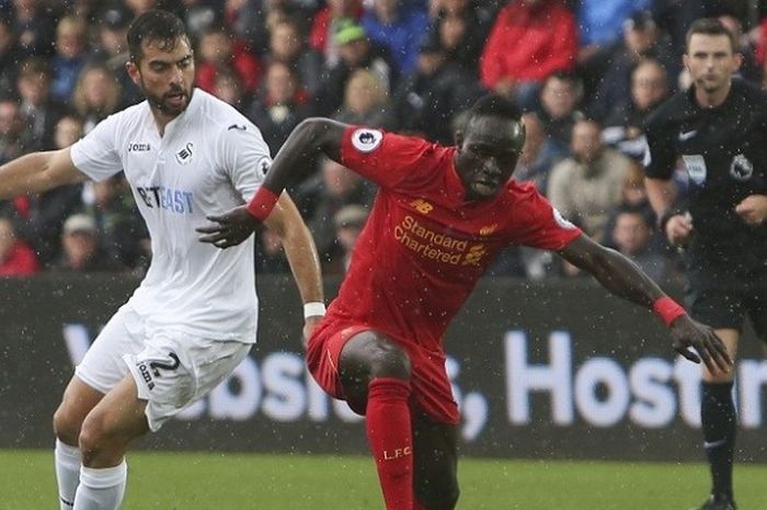 Pemain Liverpool, Sadio Mane (kanan), saat berduel dengan pemain Swansea City, Jordi Amat.