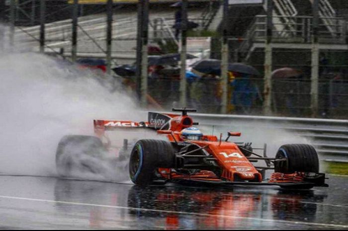 Fernando Alonso saat melintasi trek basah di Sirkuit Monza, Italia pada sesi yang digelar Sabtu (2/9/2017).