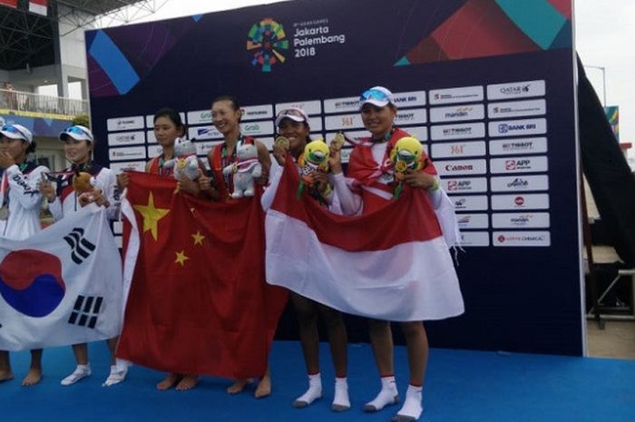 Tim disiplin rowing nomor ganda putri Indonesia, Yayah Rokayah/Julianti (paling kanan)  berpose setelah upacara pemberian medali. Yayah/Julianti menyumbang medali perunggu Asian Games 2018 pada perlombaan yang berlangsung di Regatta Course, Jakabaring Sport City, Palembang, Kamis (23/8/2018).