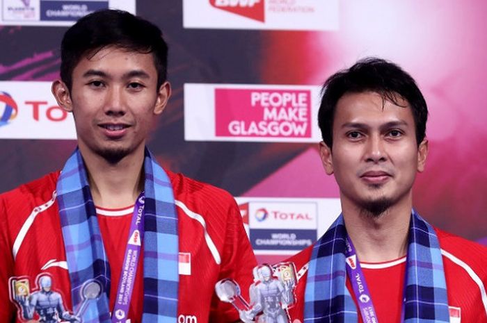 Pasangan ganda putra Indonesia, Mohammad Ahsan/Rian Agung Susanto, berpose dengan medali perak yang didapat dari Kejuaraan Dunia Bulu Tangkis 2017 yang berlangsung di Emirates Arena, Glasgow, Skotlandia, Minggu (27/8/2017).