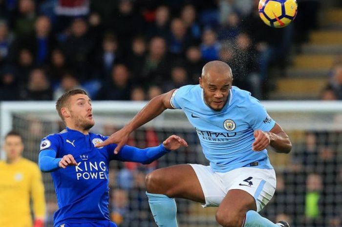 Vincent Kompany dan Jamie Vardy berduel saat Leicester City jamu Manchester City, Sabtu (18/11/2017). 