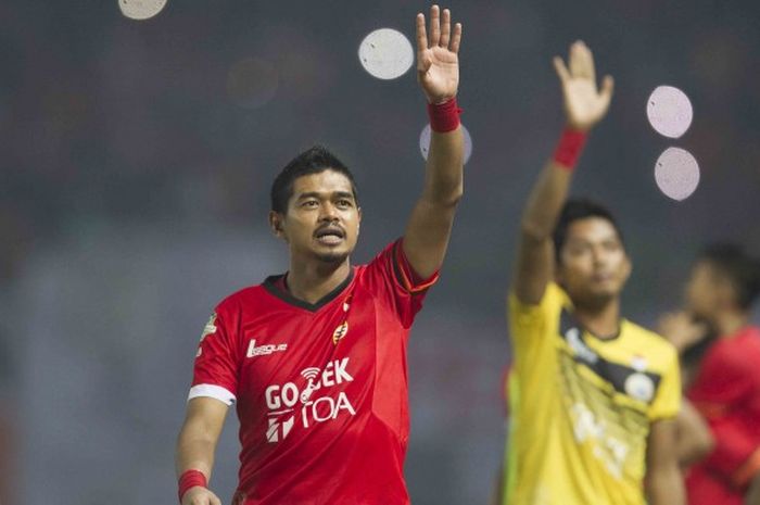 Striker Persija, Bambang Pamungkas, dalam laga lanjutan Liga 1 melawan Arema FC di Stadion Patriot, Bekasi, 2 Juni 2017.