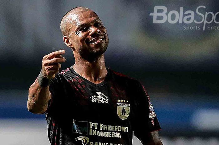 Ekspresi penyerang Persipura Jayapura saat tampil melawan Persib Bandung pada pekan ke-8 Liga 1 2018 di di Stadion Gelora Bandung Lautan Api, Sabtu (12/5/2018).