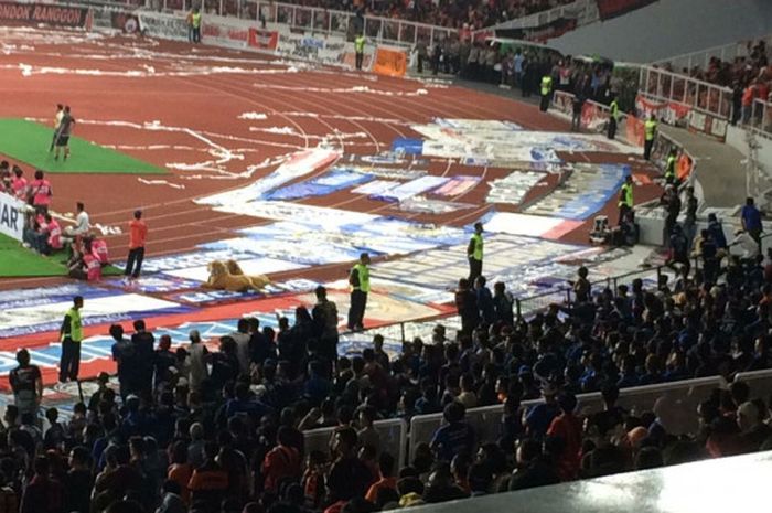 Spanduk dari Aremania saat Arema dijamu Persija pada laga pekan kedua Liga 1 2018 di SUGBK, Sabtu (31/3/2018).