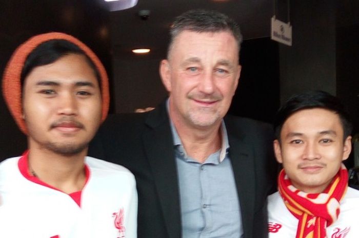  Legenda Liverpool, John Aldridge, berfoto dengan dua fans asal Indonesia.  