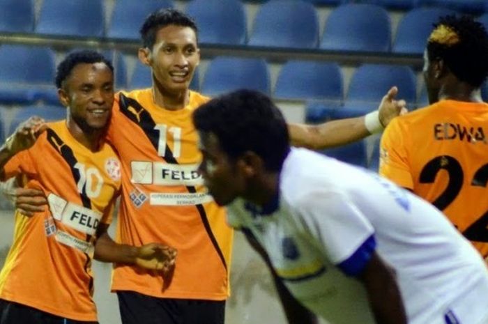 Zah Rahan (10) bersuka cita dengan pemain FELDA United usai mencetak gol pada Liga Super Malaysia (LSM) 2015.