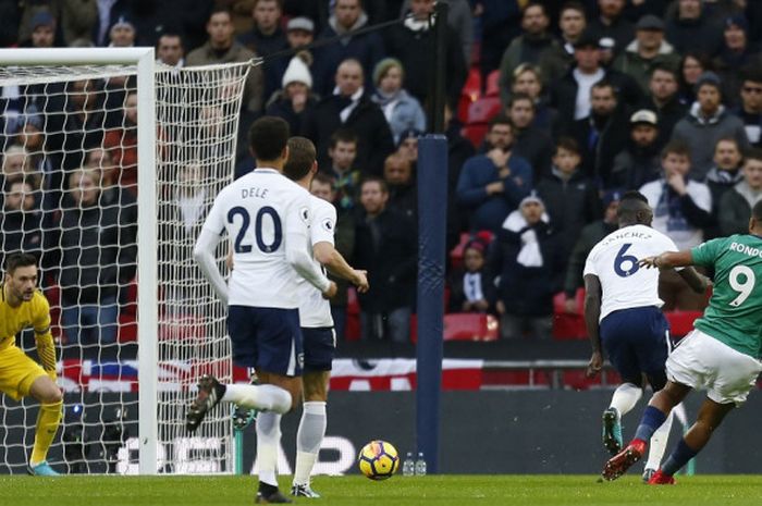 Striker West Bromwich Albion, Salomon Rondon (kanan), mencetak gol ke gawang Tottenham Hotspur dalam laga Liga Inggris di Stadion Wembley, London, pada 25 November 2017.