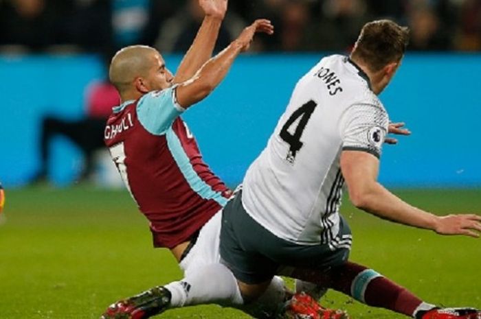 Terjangan Sofiane Feghouli ke arah Phil Jones berujung kartu merah. Hal itu terjadi pada laga West Ham kontra Man United di Stadion London, Senin (2/1/2017). 