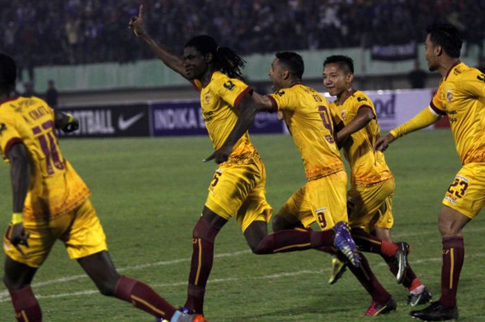 Pemain Sriwijaya FC saat merayakan gol Alberto Goncalves ke gawang Arema FC, Minggu (4/2/2018).