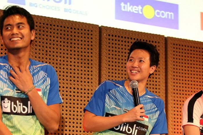 Pebulu tangkis ganda Indonesia, Liliyana Natsir (tengah) berbicara di tengah konferensi pers pemberian apresiasi sebagai juara Indonesia Open 2018 di Galeri Indonesia Kaya, Grand Indonesia, Jakarta, Rabu (11/7/2018).