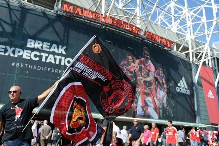 Para pendukung Manchester United tengah berada di Stadion Old Trafford.