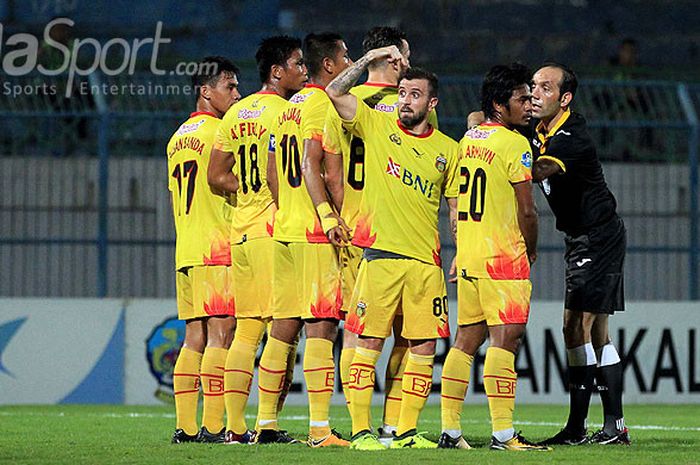 Pemain Bhyangkara FC membuat pagar betis untuk menghadapi tendangan bebas dari Madura United dalam laga pekan ke-33  Liga 1 yang berakhir dengan skor 1-3 di Stadion Gelora Bangkalan, Jawa Timur, (08/11/2017).