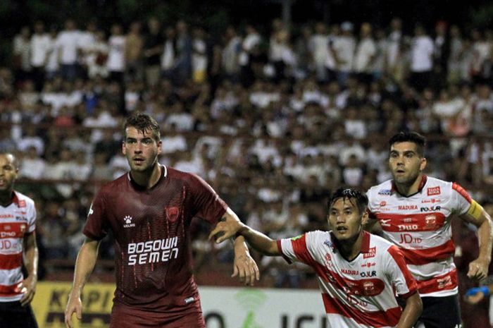 Gelandang PSM Makassar, Wiljan Pluim, dikawal dua pemain Madura United, Guntur Ariyadi dan Fabiano Beltrame, pada laga Liga 1 di Stadion Andi Mattalatta, 12 November 2017.