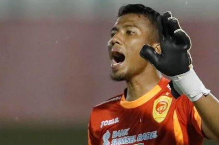 Kiper Sriwijaya FC, Teja Paku Alam dalam laga kontra Arema FC untuk perempat final Piala Presiden 2017 di Stadion Manahan, Solo, Minggu (25/2/2017) malam. 