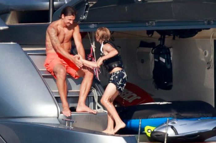 Zlatan Ibrahimovic bersama Helena Seger di Yacht