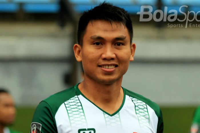 Pemain PS TNI, Herwin Tri Saputra, dalam pertandingan melawan Persebaya Surabaya di Piala Presiden 2