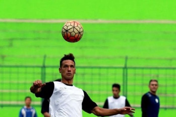 Gelandang naturalisasi Indonesia milik Arema, Raphael Maitimo dalam sesi latihan timnya di Stadion Gajayana, Kota Malang, Minggu (10/7/2016). Maitimo dikabarkan salah satu pemain Arema yang dipanggil timnas Indonesia. 