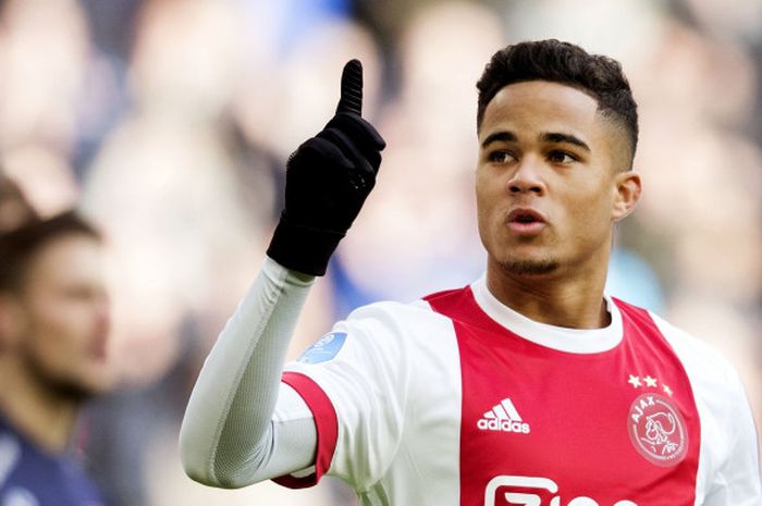 Winger Ajax Amsterdam, Justin Kluivert, dalam laga Liga Belanda melawan Twente Enschede, 11 Februari 2018 di Amsterdam.