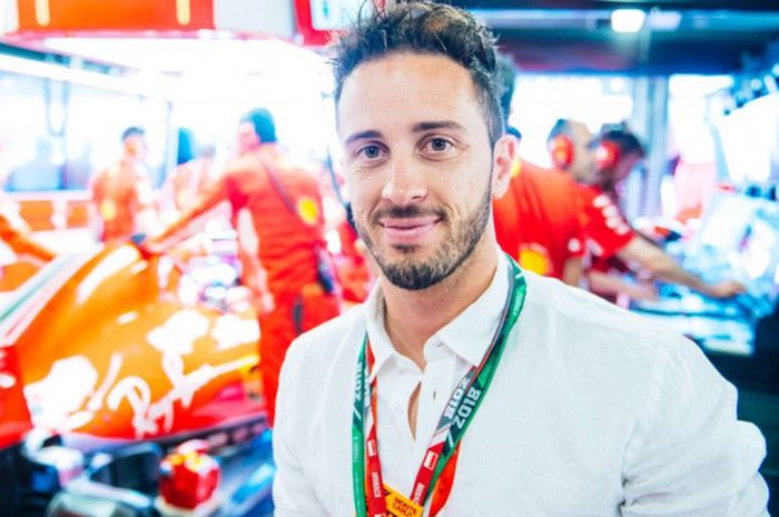 Andrea Dovizioso saat hadir di garasi tim Ferrari saat GP Monaco, Minggu (27/5/2018).