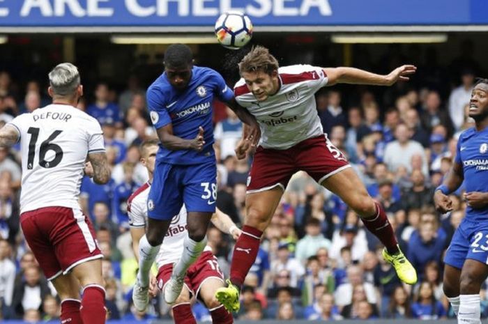 Gelandang Chelsea, Jeremie Boga (kedua dari kiri), berduel dengan pemain Burnley dalam partai Liga Inggris di Stamford Bridge, London, 12 Agustus 2017.