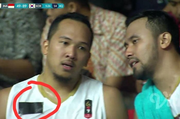 Tampak selotip hitam menempel di jersey tim basket putra Indonesia yang dikenakan Arki Dikania Wisnu (kiri) saat laga Grup A Asian Games 2018 kontra Korea Selatan, di Hall Basket, Gelora Bung Karno, Senayan, Jakarta, Selasa (14/8/2018) malam.